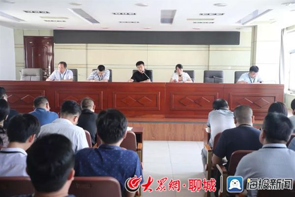 经济开发区党工委委员,新华路街道党工委书记任庆远主持会议并讲话